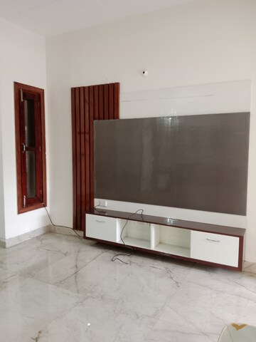 Room in 2 BHK Builder Floor at Sector 18 – for Rent