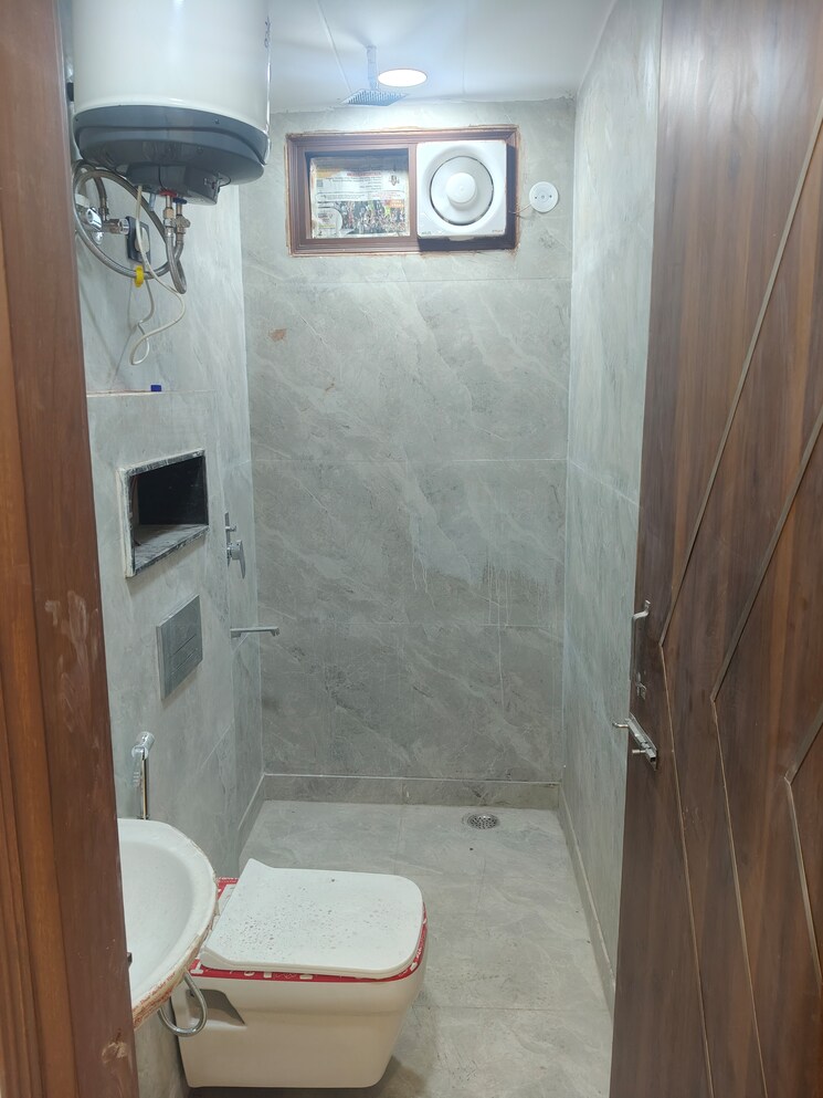 Bathroom, govindpuri 3 Bedroom 906 Sq.Ft. Builder Floor In Govindpuri Delhi 9772923