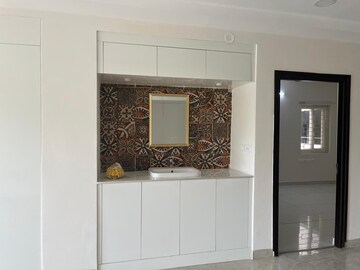 Room in 3 BHK Apartment at Vishnu Vistara, Hi Tech City – for Rent