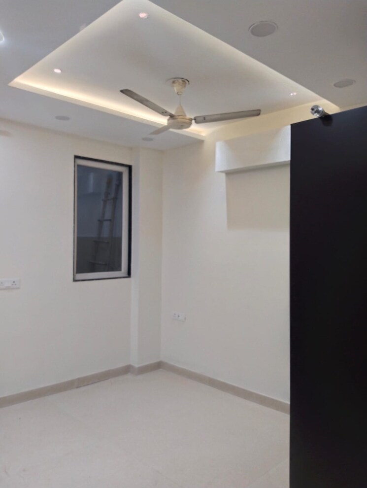 Room, vikas puri 3 Bedroom 125 Sq.Yd. Builder Floor In Vikas Puri Delhi 9773066