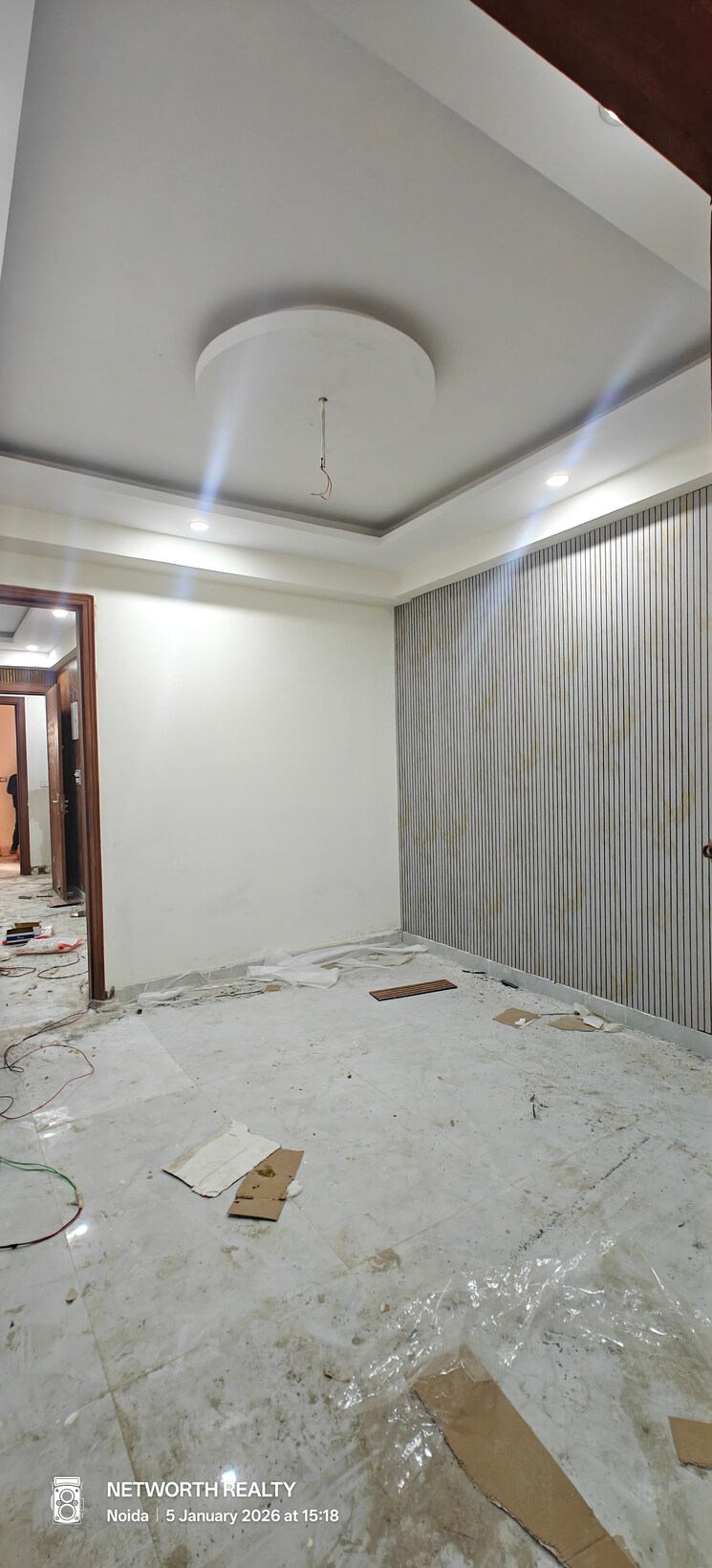 Room, sector 73 3 Bedroom 1300 Sq.Ft. Builder Floor In Sector 73 Noida 9773314