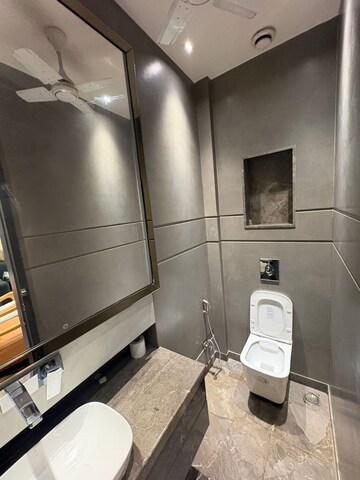 Furnished Amenities in 4 BHK Builder Floor at Hauz Khas Enclave – for Rent