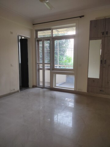 Room in 3 BHK Builder Floor at Emaar MGF Emerald Hills, Sector 65 – for Rent