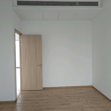 Room in 5 BHK Apartment at Rustomjee Crown, Gokhale Road – for Rent