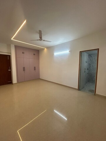 Room in 4 BHK Apartment at Saket – for Rent