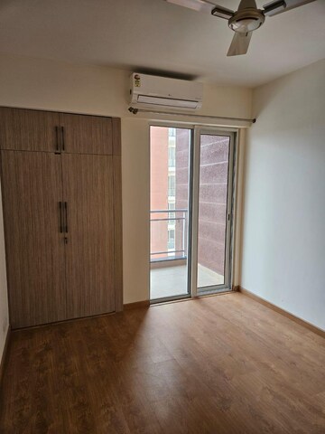 Room in 4 BHK Apartment at Godrej Windsor, Sector 27 Yamuna Expressway – for Rent