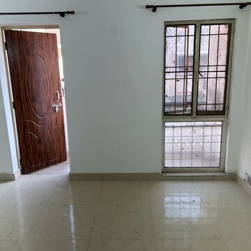 Room in 2 BHK Apartment at Rwa Jalvayu Vihar Noida, Sector 25 – for Sale