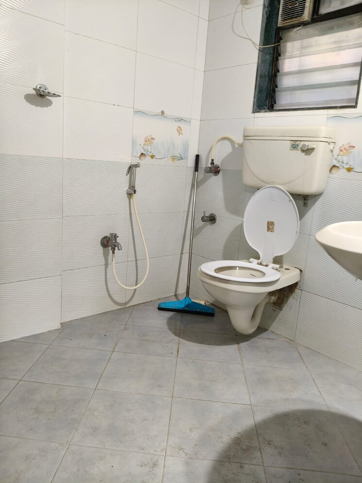 Bathroom, ic colony 3 Bedroom 950 Sq.Ft. Apartment In Ic Colony Mumbai 9773678