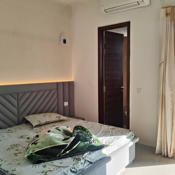 Bedroom in 3 BHK Apartment at Smart World Orchard, Sector 61 – for Rent
