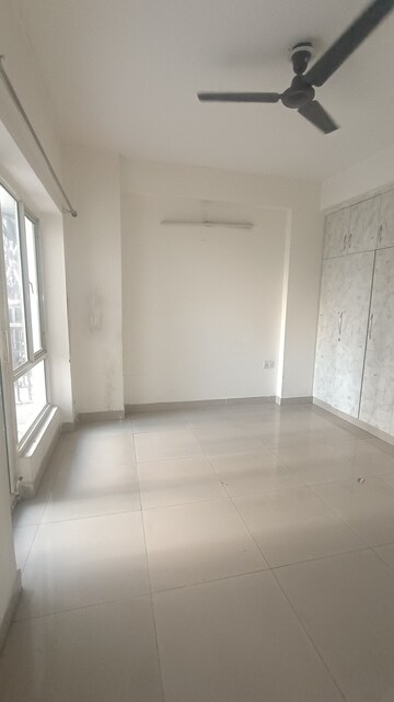 Room in 2.5 BHK Apartment at Panchsheel Greens II, Sector 16 Greater Noida – for Rent