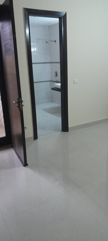 Furnished Amenities in 1.5 BHK Builder Floor at DS Homes Noida, Sector 70 – for Rent