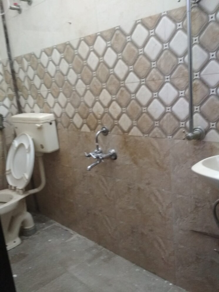 Bathroom, neb sarai 1 Bedroom 450 Sq.Ft. Builder Floor In Neb Sarai Delhi 9774122