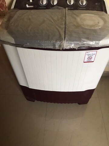 Master Bedroom in 3 BHK Apartment at Arun Vihar Sector 37, Sector 37 – for Rent