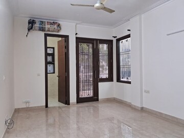 Room in 3 BHK Builder Floor at Hemkunt Colony – for Rent