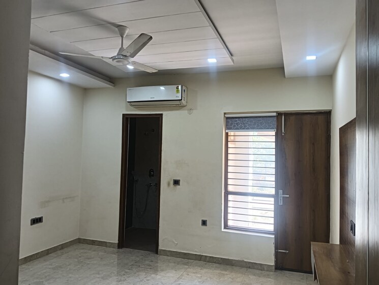 Room, parklands 3 Bedroom 2500 Sq.Ft. Builder Floor In Sector 85 Faridabad 9774292