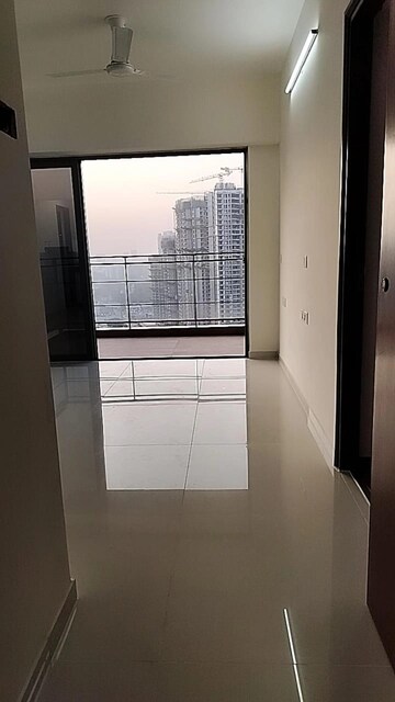 Room in 2 BHK Apartment at Amanora Gold Towers, Hadapsar – for Sale