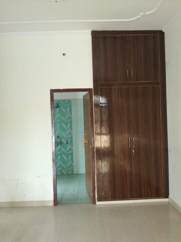 Room in 2 BHK Apartment at Vibhuti Khand – for Rent
