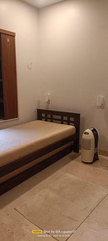 Bedroom in 2 BHK Apartment at Andheri West – for Rent