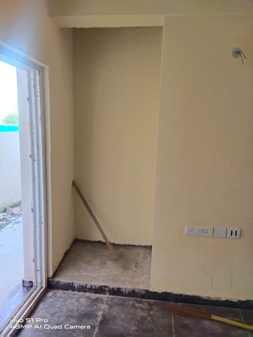 Room in 2.5 BHK Apartment at Wave City, Wave City – for Rent