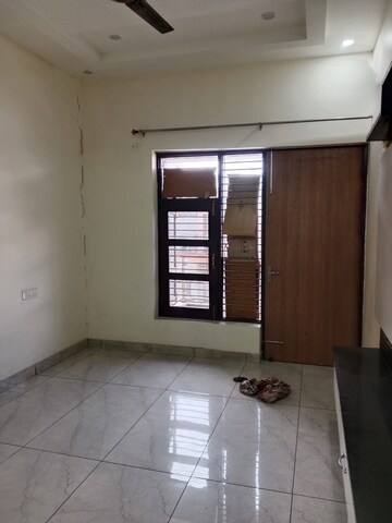 Room in 4 BHK Builder Floor at Sector 18 – for Rent