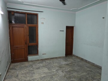 Room in 2 BHK Builder Floor at RWA Apartments Sector 39, Sector 39 – for Rent