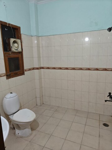 Bathroom in 2 BHK Builder Floor at RWA Apartments Sector 39, Sector 39 – for Rent