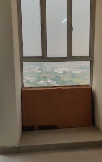 Furnished Amenities in 4 BHK Apartment at Sector 16 Greater Noida – for Rent