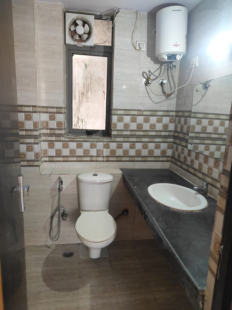 Bathroom, unitech-uniworld-gardens-2 2 Bedroom 937 Sq.Ft. Apartment In Sector 47 Gurgaon 9775064