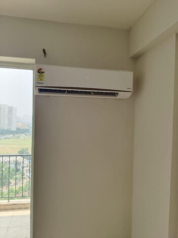 Room in 3 BHK Apartment at DLF The Skycourt, Sector 86 – for Rent