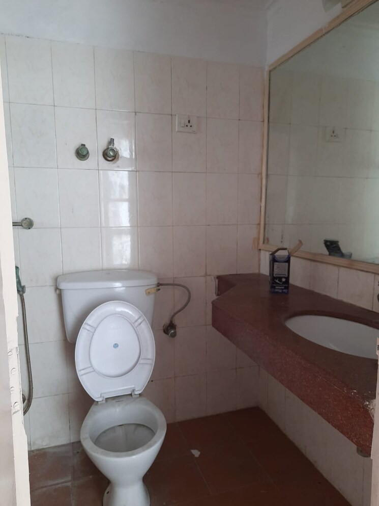 Bathroom, ansal-valley-view-estate 2 Bedroom 929 Sq.Ft. Apartment In Gwal Pahari Gurgaon 9775196