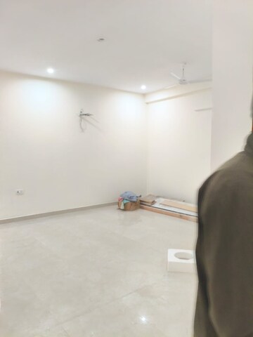 Furnished Amenities in 2.5 BHK Apartment at Unitech Ivory Towers, Sector 40 – for Sale