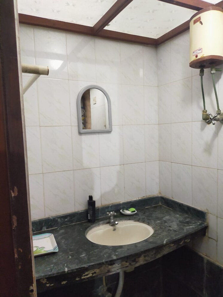 Bathroom, ng-complex 2 Bedroom 715 Sq.Ft. Apartment In Andheri East Mumbai 9775478