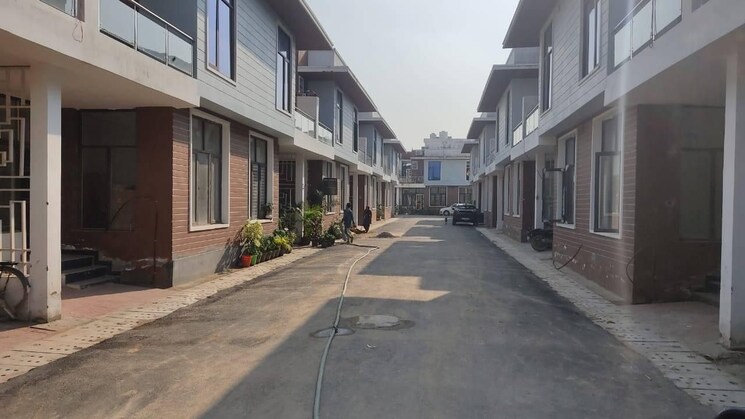  Parking, sector 16 greater noida 3.5 Bedroom 100 Sq.Yd. Villa In Sector 16 Greater Noida Greater Noida 9775409