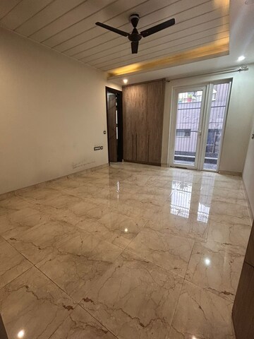 Room in 3 BHK Apartment at Emaar Imperial Gardens, Sector 102 – for Rent