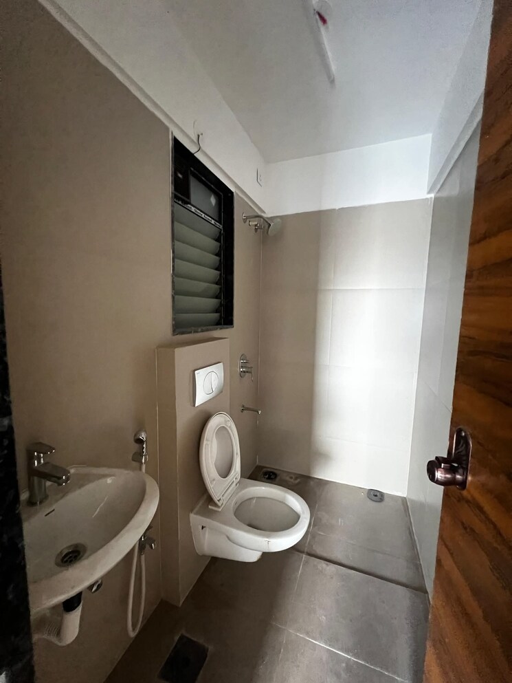 Bathroom, je-and-vee-om-trimurti 3 Bedroom 1100 Sq.Ft. Apartment In Malad East Mumbai 9775447