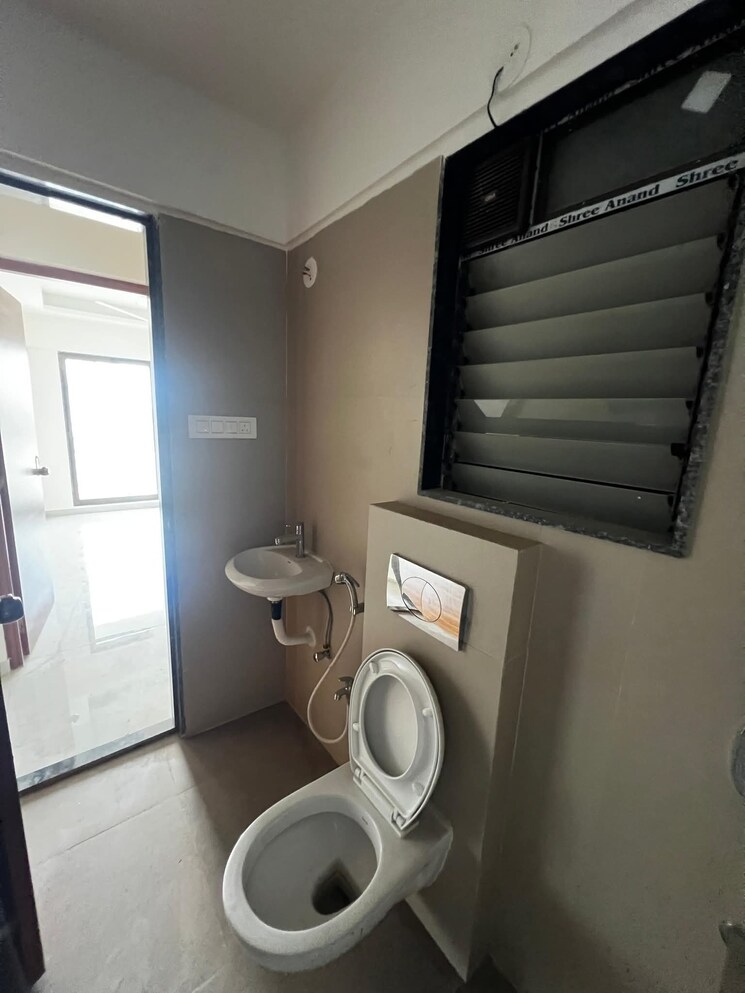 Bathroom, je-and-vee-om-trimurti 3 Bedroom 1100 Sq.Ft. Apartment In Malad East Mumbai 9775447