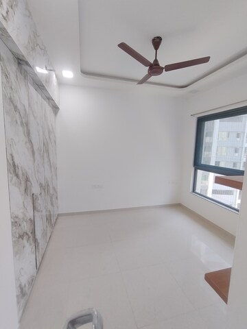 Room in 2 BHK Apartment at Kalpataru Immensa, Kolshet Road – for Rent