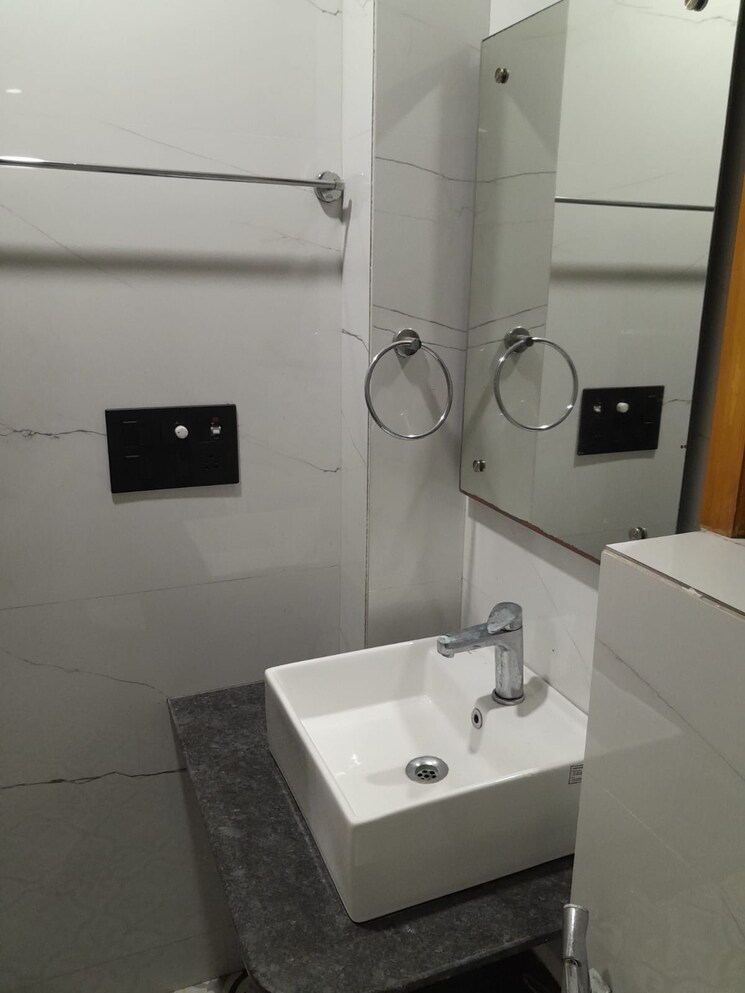 Bathroom, dlf phase ii 3 Bedroom 2844 Sq.Ft. Builder Floor In Dlf Phase ii Gurgaon 9775604