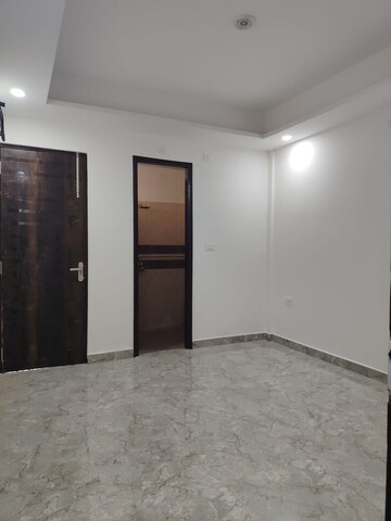 Room in 2 BHK Builder Floor at RWA Apartments Sector 73, Sector 73 – for Rent