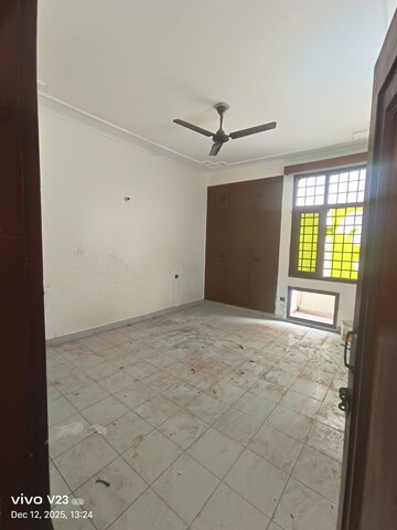 Room in 4 BHK Builder Floor at Dlf Phase ii – for Sale