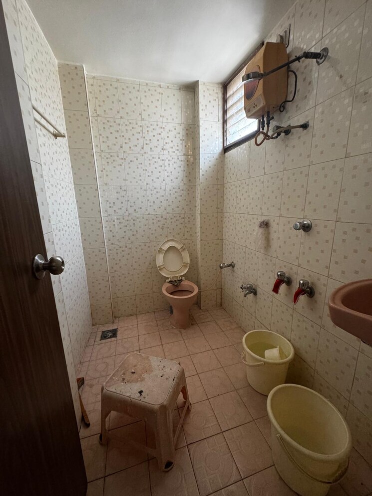Bathroom, vastrapur 3 Bedroom 1800 Sq.Ft. Apartment In Vastrapur Ahmedabad 9776214