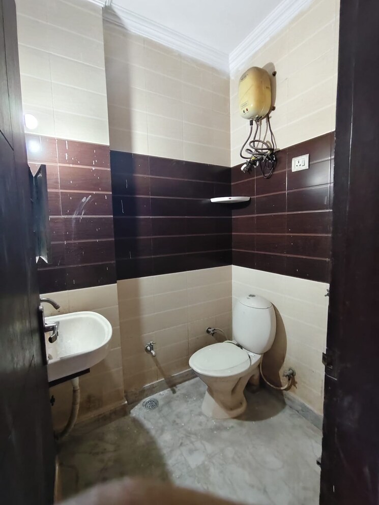 Bathroom, bhogal 2 Bedroom 900 Sq.Ft. Independent House In Bhogal Delhi 9776530