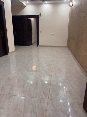 Room in 3 BHK Apartment at Vaish CHS, Sector 45 – for Sale