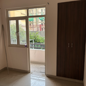 Room in 3 BHK Apartment at Wave Executive Floors, Wave City – for Sale