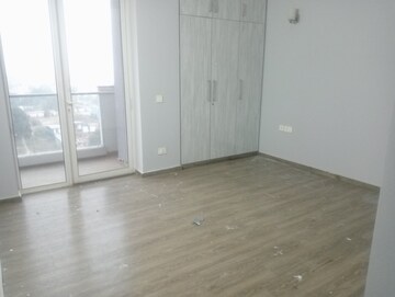 Room in 3.5 BHK Apartment at Unitech The Close South, Sector 50 – for Rent