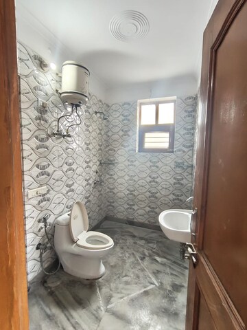 Bathroom in 1 BHK Builder Floor at Sector 40 – for Rent
