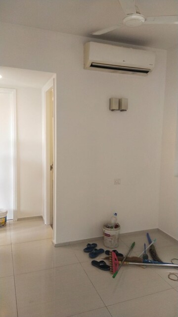 Room in 2.5 BHK Apartment at Ireo Skyon, Sector 60 – for Rent