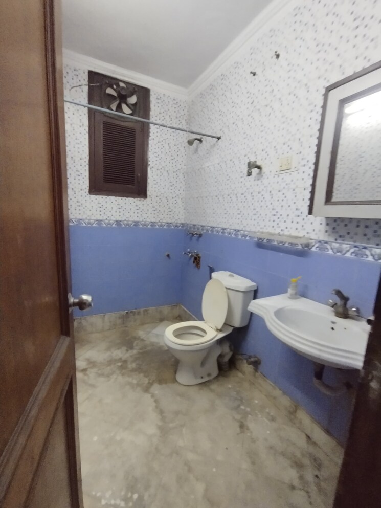 Bathroom, malviya nagar 3 Bedroom 1800 Sq.Ft. Builder Floor In Malviya Nagar Delhi 9781055