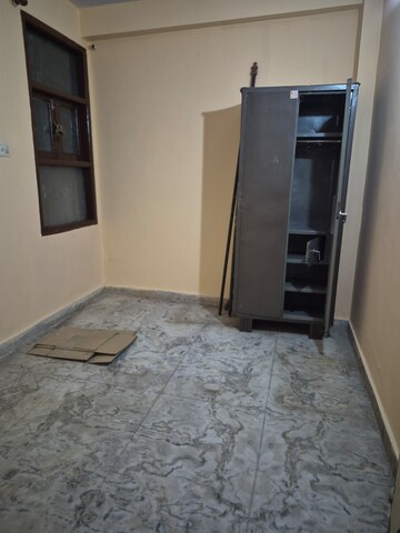 Furnished Amenities in 2.5 BHK Builder Floor at Mayur Vihar – for Rent