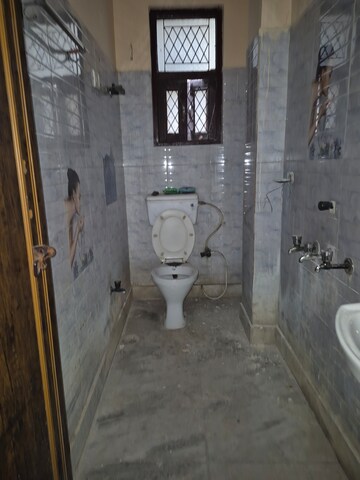 Bathroom in 2.5 BHK Builder Floor at Mayur Vihar – for Rent